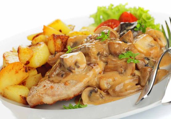 Fleischerei - Catering und Party-Service Bernd Gieseke in Rehden und Diepholz - Jägerschnitzel mit Bratkartoffen und Salat.